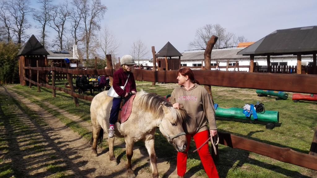 Zoopark Zelcin Villa Mělník Esterno foto